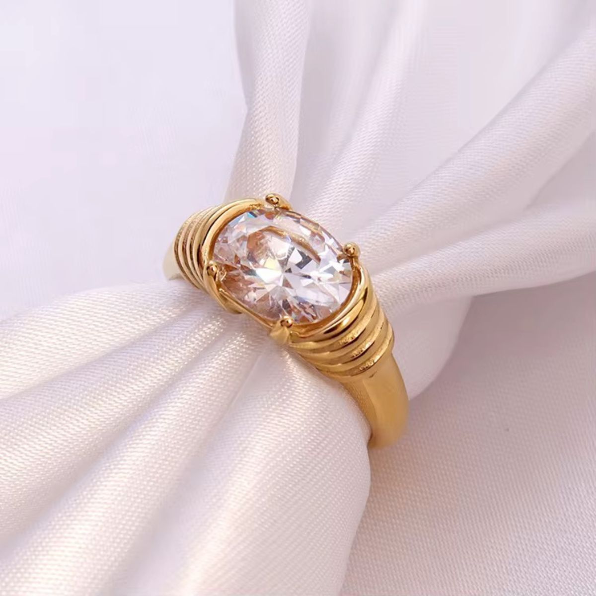 Gold plated ribbed solitaire ring, flux